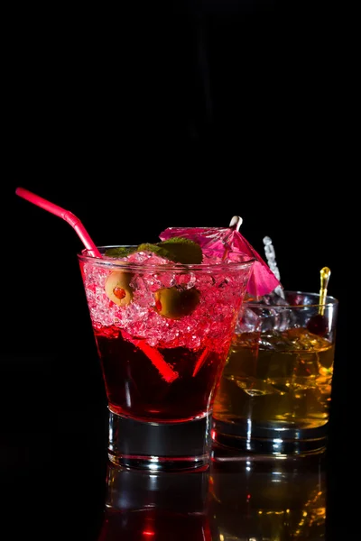 Jahodový koktejl a whisky likéru sklo — Stock fotografie
