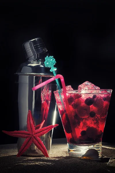 Raspberry cocktail on the sand — Stock Photo, Image