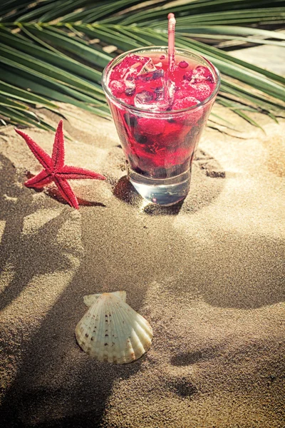 Raspberry cocktail on the sand — Stock Photo, Image