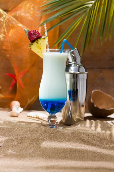 Blue Curacao cocktail with slice of ananas — Stock Photo, Image
