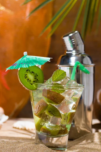 Cocktail kiwi sur le sable — Photo