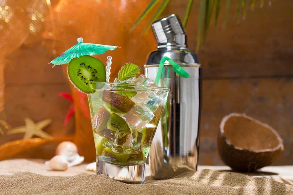 Kiwi-Cocktail im Sand — Stockfoto