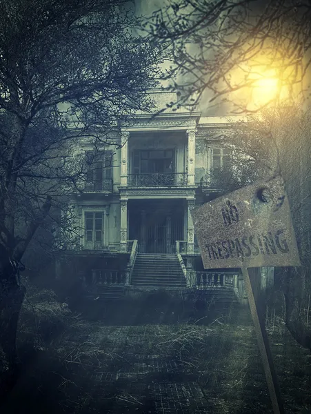 eski terk edilmiş korkunç perili ev