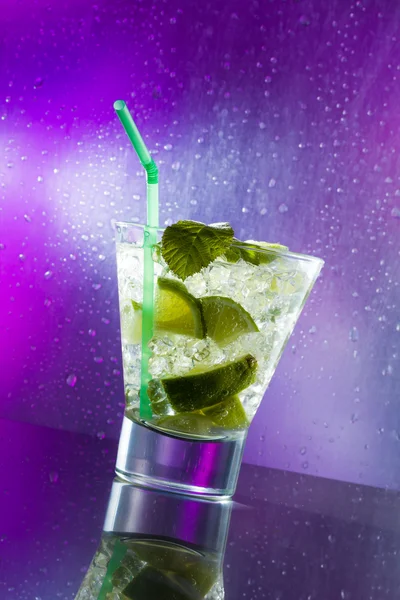 Mojito cocktail in de club — Stockfoto