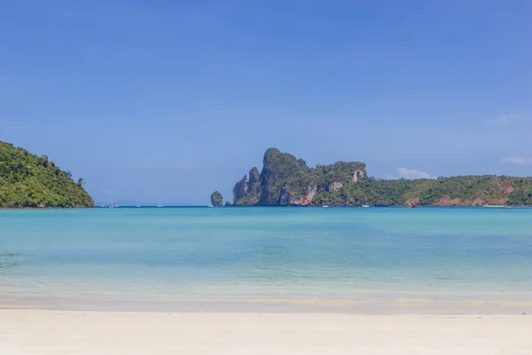 Bekijken op phi phi eiland strand — Stockfoto