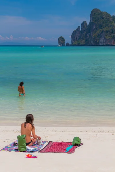 Gyönyörű öbölben a phi phi sziget, Thaiföld — Stock Fotó