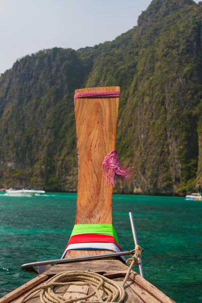 Barco de cola larga en la famosa bahía Maya de la isla Phi-phi Leh — Foto de Stock