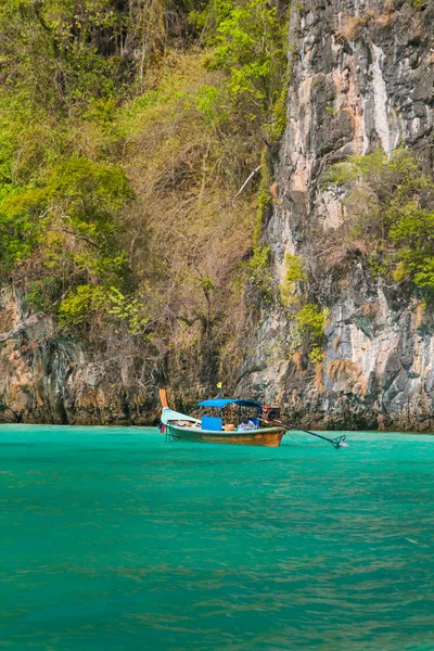 Longtail βάρκα στο διάσημο κόλπο του νησιού phi phi leh Μάγια — Φωτογραφία Αρχείου
