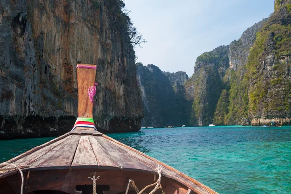 Barco de cola larga en la famosa bahía Maya de la isla Phi-phi Leh — Foto de Stock