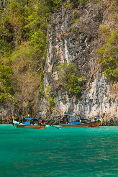 Barcos de cauda longa na famosa baía maia da ilha Phi-phi Leh — Fotografia de Stock