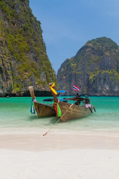 Barcos de cauda longa na famosa baía maia da ilha Phi-phi Leh — Fotografia de Stock