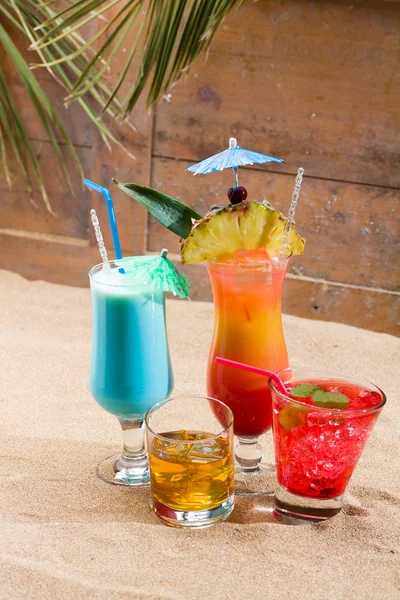 Fresh tropical cocktail on sunny beach — Stock Photo, Image