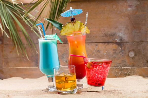 Fresh tropical cocktail on sunny beach — Stock Photo, Image