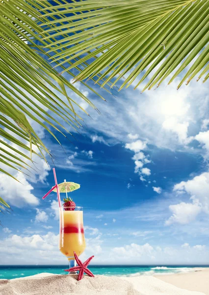 Fresh tropical cocktail on sunny beach in Maldives — Stock Photo, Image