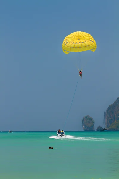 タイのモーター ボートによって連行されているパラシュート サーファー — ストック写真