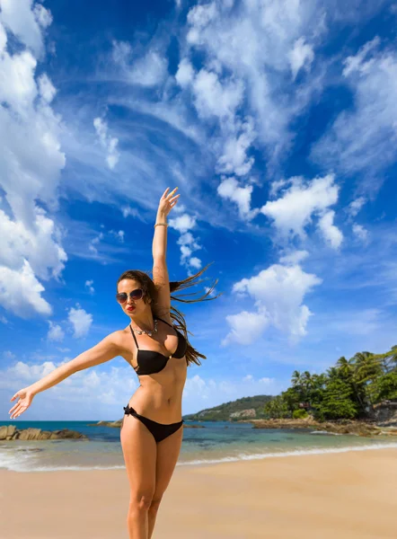 Vacker kvinna på stranden. — Stockfoto