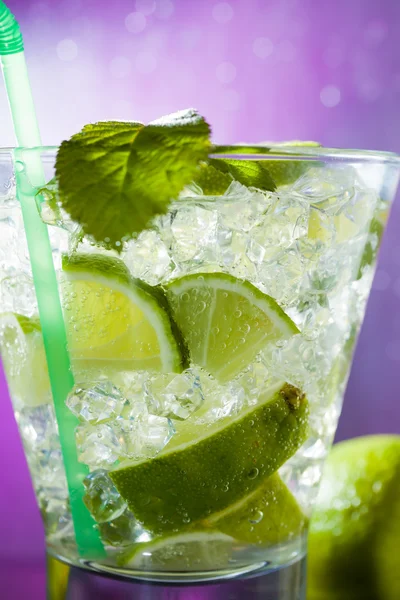 Mojito cocktail in de club — Stockfoto