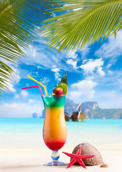 Cocktail and Long tailed boat in Thailand — Stock Photo, Image