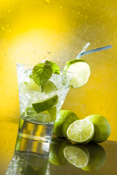 Mojito cocktail in de club — Stockfoto