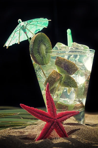 Kiwi koktejl na písku — Stock fotografie