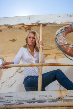 Kot pantolonlu genç kadın. 