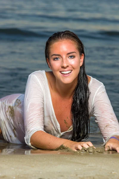 Giovane donna in spiaggia — Foto Stock