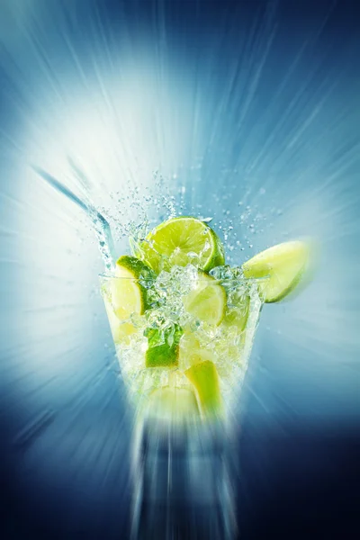 Coquetel de álcool com salpicos e limão — Fotografia de Stock