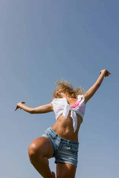 Giovane donna in pantaloncini jeans — Foto Stock