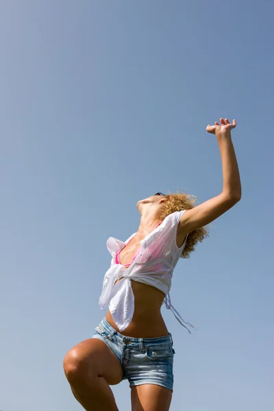 Giovane donna in pantaloncini jeans — Foto Stock