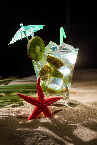 Kiwi cocktail on the sand — Stock Photo, Image