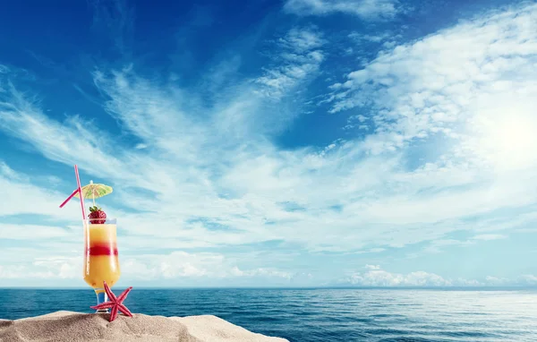 Fresh tropical cocktail on sunny beach in Maldives — Stock Photo, Image