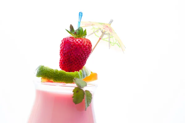 Cocktail met aardbei en mango — Stockfoto