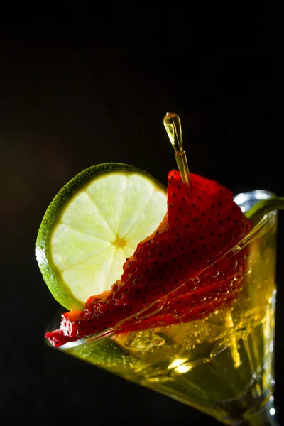 Cocktail with fresh lime and strawberry — Stock Photo, Image