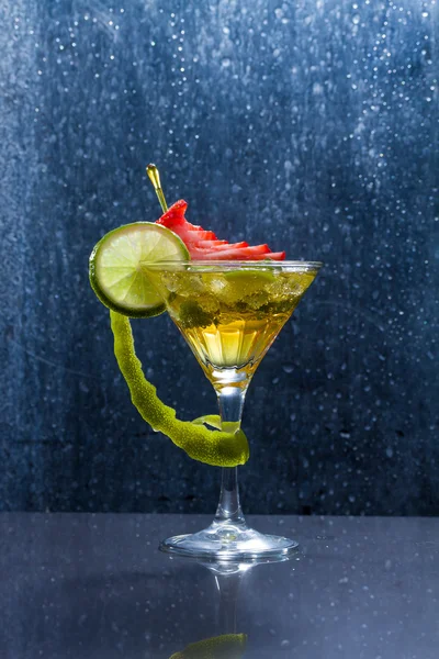 Cocktail with fresh lime and strawberry — Stock Photo, Image