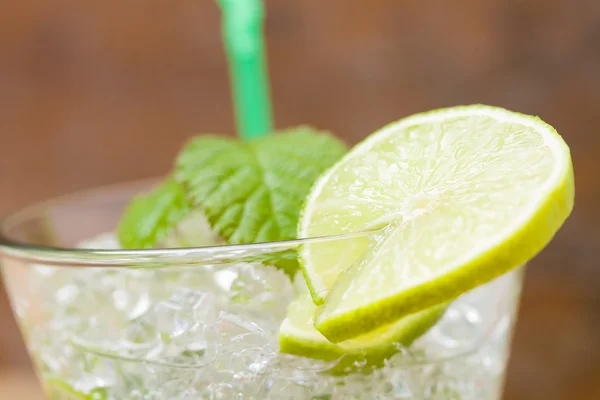 Mojito cocktail in de club — Stockfoto