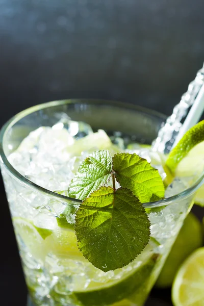 Mojito cocktail in de club — Stockfoto