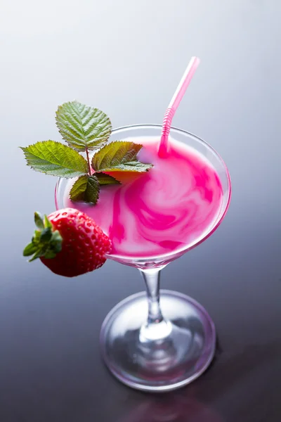 Strawberry cocktail with mint — Stock Photo, Image