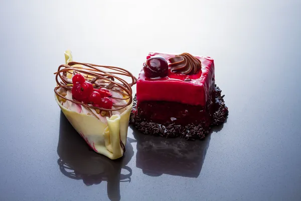 Chocolate, redcurrant and cherry cakes — Stock Photo, Image