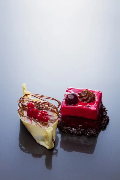 Pasteles de chocolate, grosella roja y cereza —  Fotos de Stock