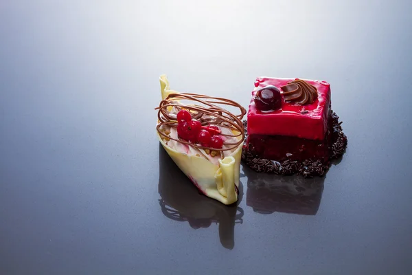 Pasteles de chocolate, grosella roja y cereza —  Fotos de Stock