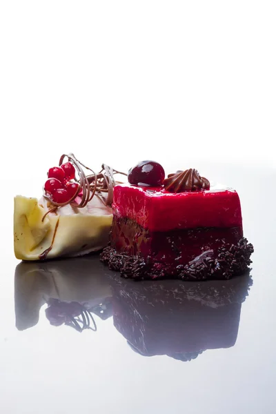 Chocolate, redcurrant and cherry cakes — Stock Photo, Image