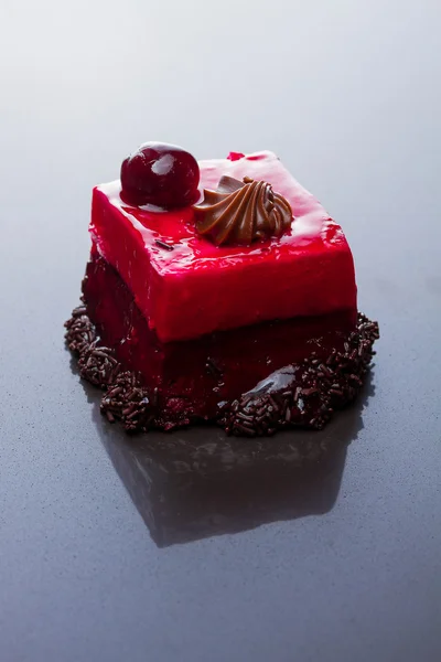 樱桃和巧克力蛋糕 — 图库照片
