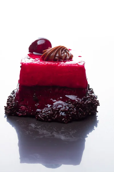 樱桃和巧克力蛋糕 — 图库照片