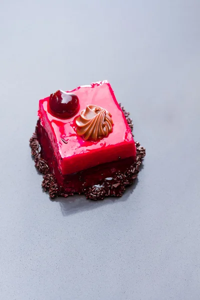 Vişneli ve çikolatalı kek — Stok fotoğraf