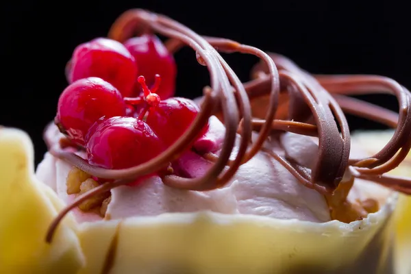 Elegante pastel de grosella roja con chocolate blanco — Foto de Stock