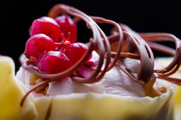 Elegante pastel de grosella roja con chocolate blanco —  Fotos de Stock