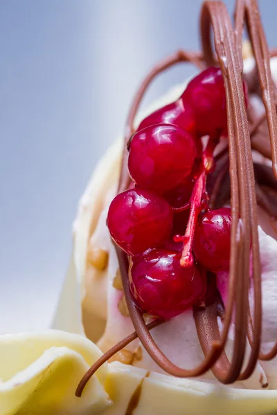 Elegante pastel de grosella roja con chocolate blanco —  Fotos de Stock