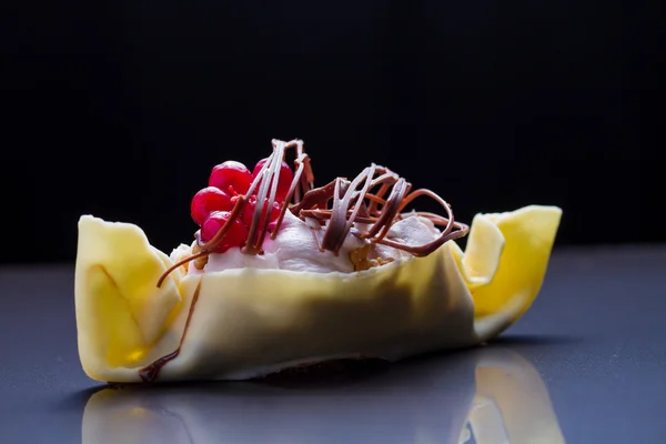 Bolo de groselha vermelha elegante com chocolate branco — Fotografia de Stock