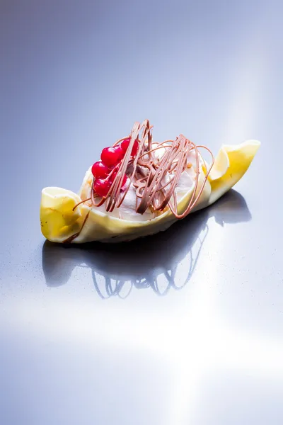 时尚红浆果与白巧克力蛋糕 — 图库照片