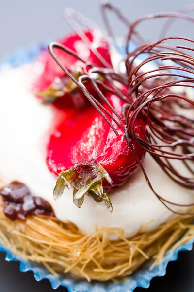 Stylish strawberry cake — Stock Photo, Image